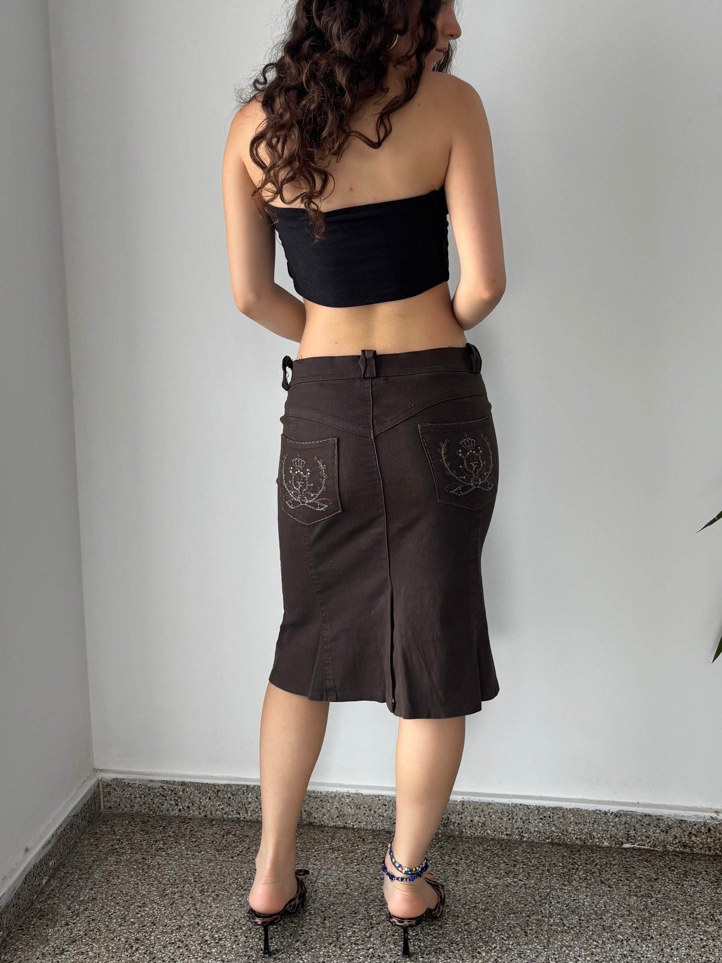 Brown pencil skirt with embroidery on pockets