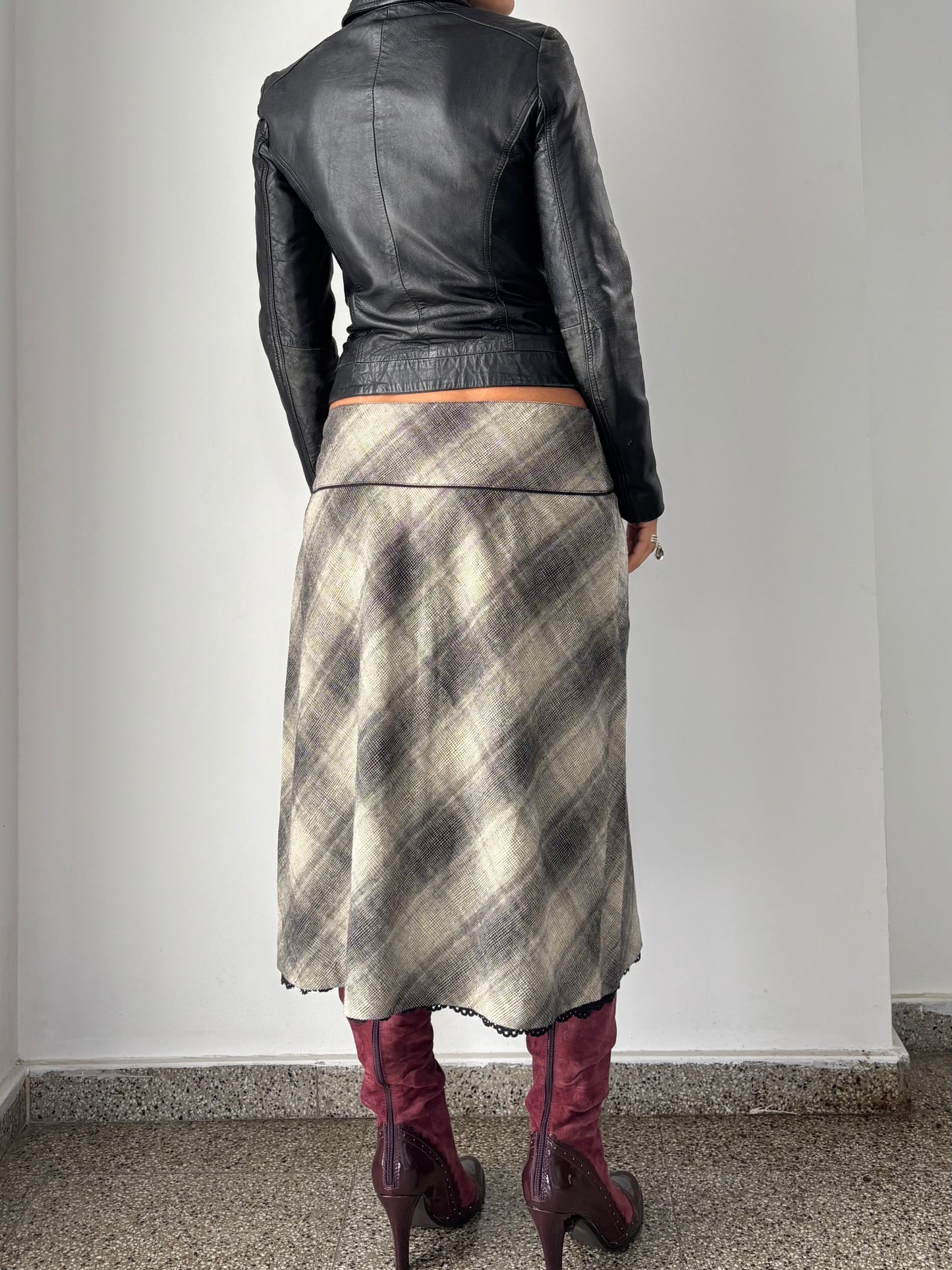 Plaid skirt with embroidered