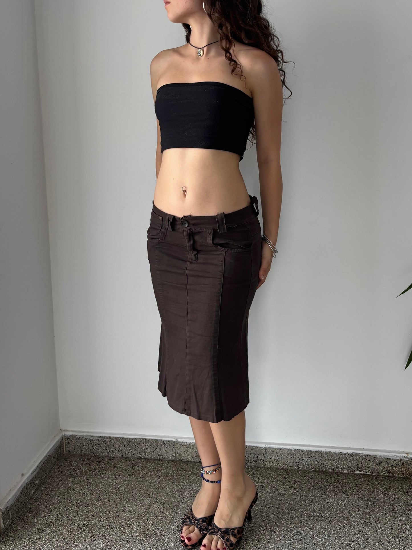 Brown pencil skirt with embroidery on pockets
