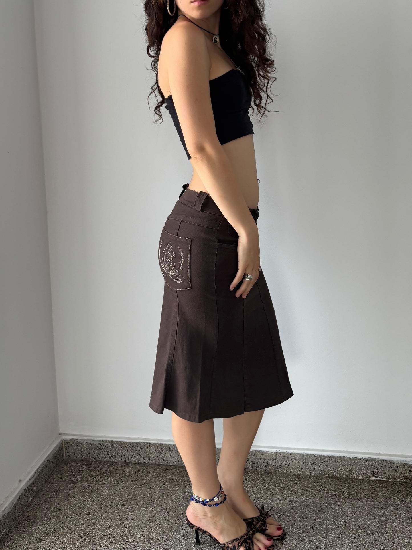 Brown pencil skirt with embroidery on pockets