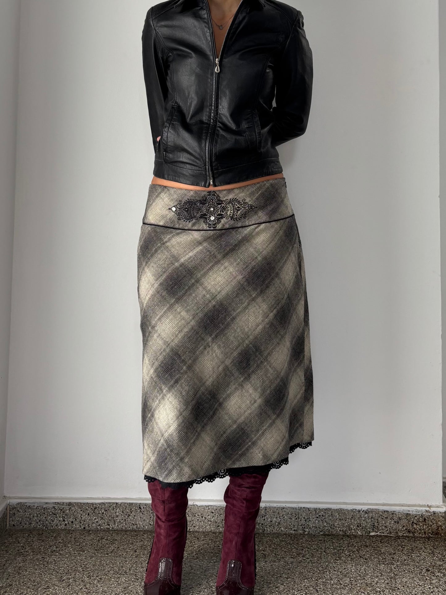 Plaid skirt with embroidered